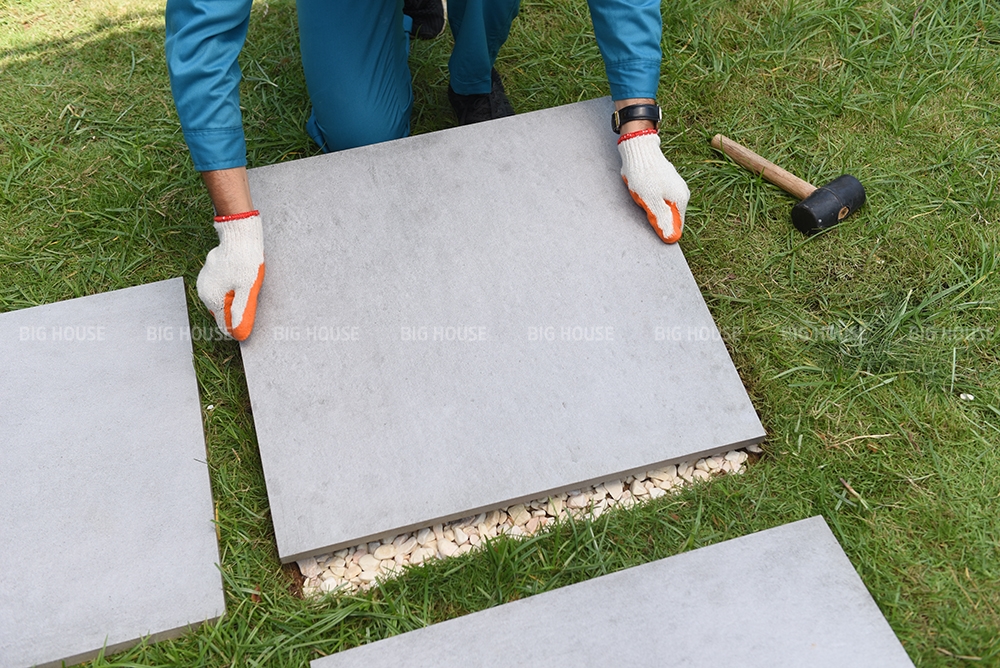 Gạch lát sân dày 2cm được lát theo từng bậc mang lại giá trị thẩm mỹ cao