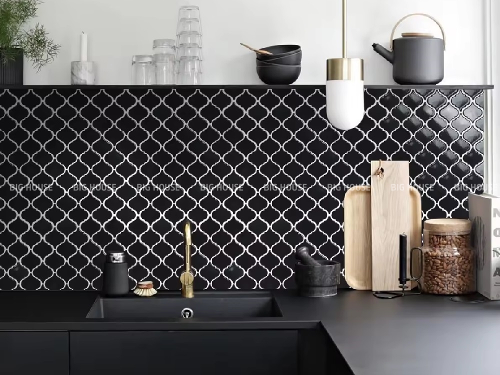 gạch mosaic màu đen đèn lồng