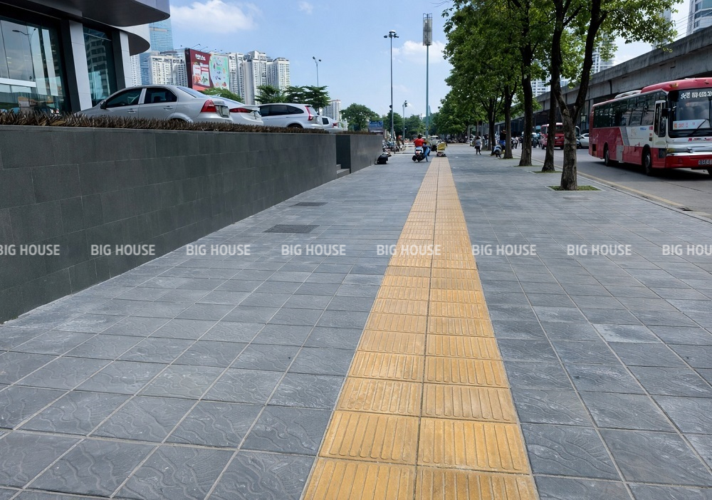 Gạch giả đá coric tông xám lát vỉa hè trước các khu trung tâm thương mại lớn