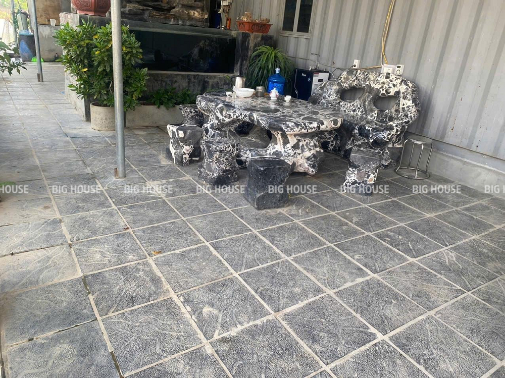 Gạch giả đá coric được sử dụng để lát hành lang phía trước nhà