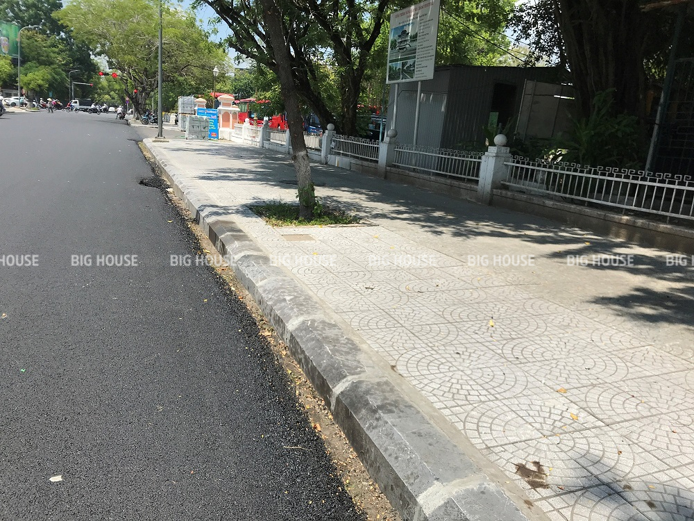 Gạch terrazzo màu xám được sử dụng phổ biến để lát vỉa hè trước cổng trường học